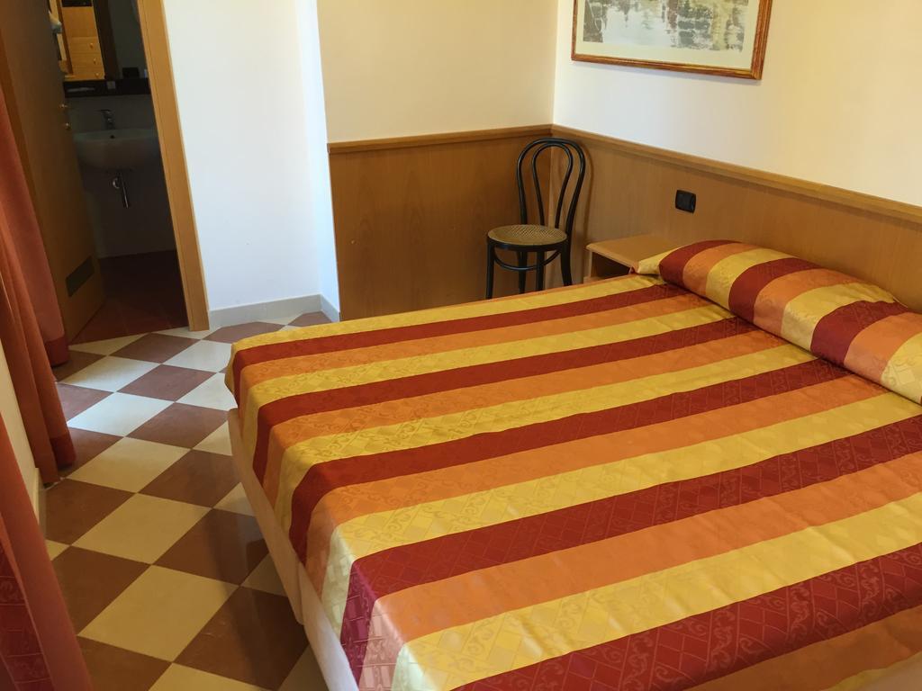 Hotel Fiorella Senigallia Room photo