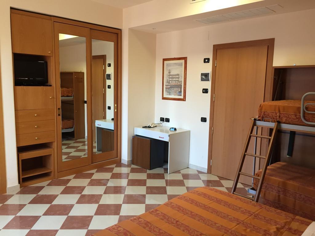 Hotel Fiorella Senigallia Room photo